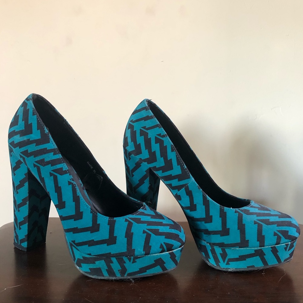 Charlotte Russe Black & Teal Pumps